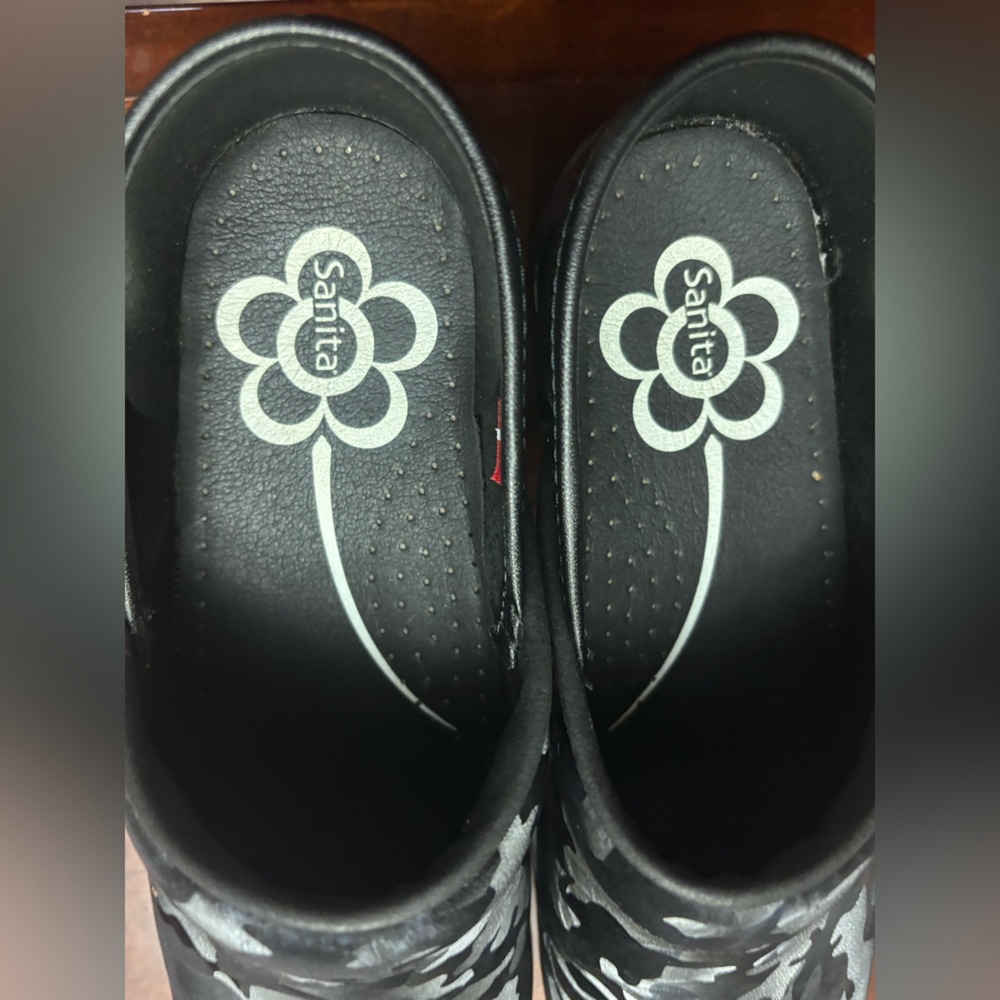 Woman’s sanita size 39 mule clogs nurse work raving camouflage shiny slip ins - Picture 4 of 6